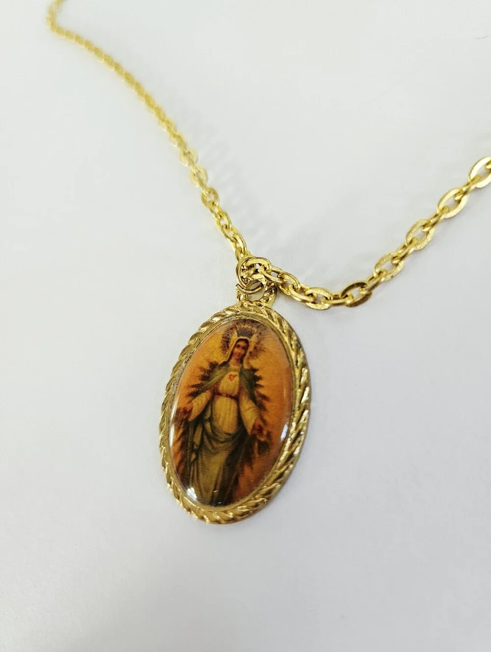 Vintage Virgin Mary Gold Tone Religious Prayer Medal Pendant Chain Necklace